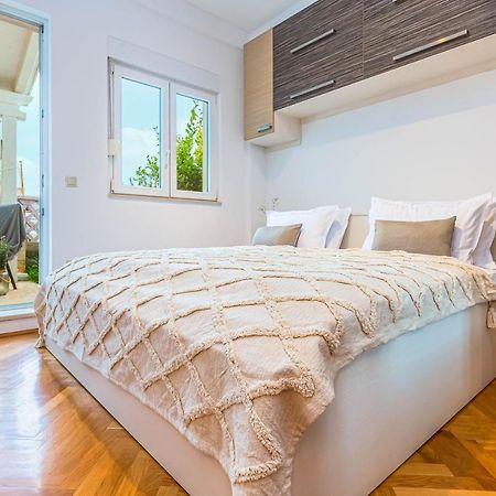 Beachfront Apartment Jesenice  Bagian luar foto