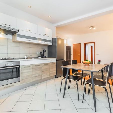 Beachfront Apartment Jesenice  Bagian luar foto