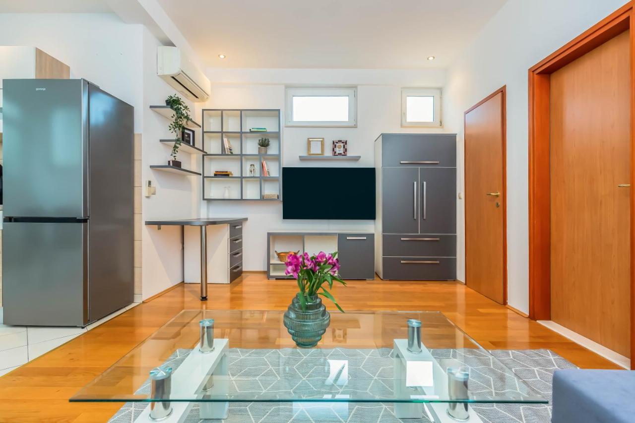 Beachfront Apartment Jesenice  Bagian luar foto