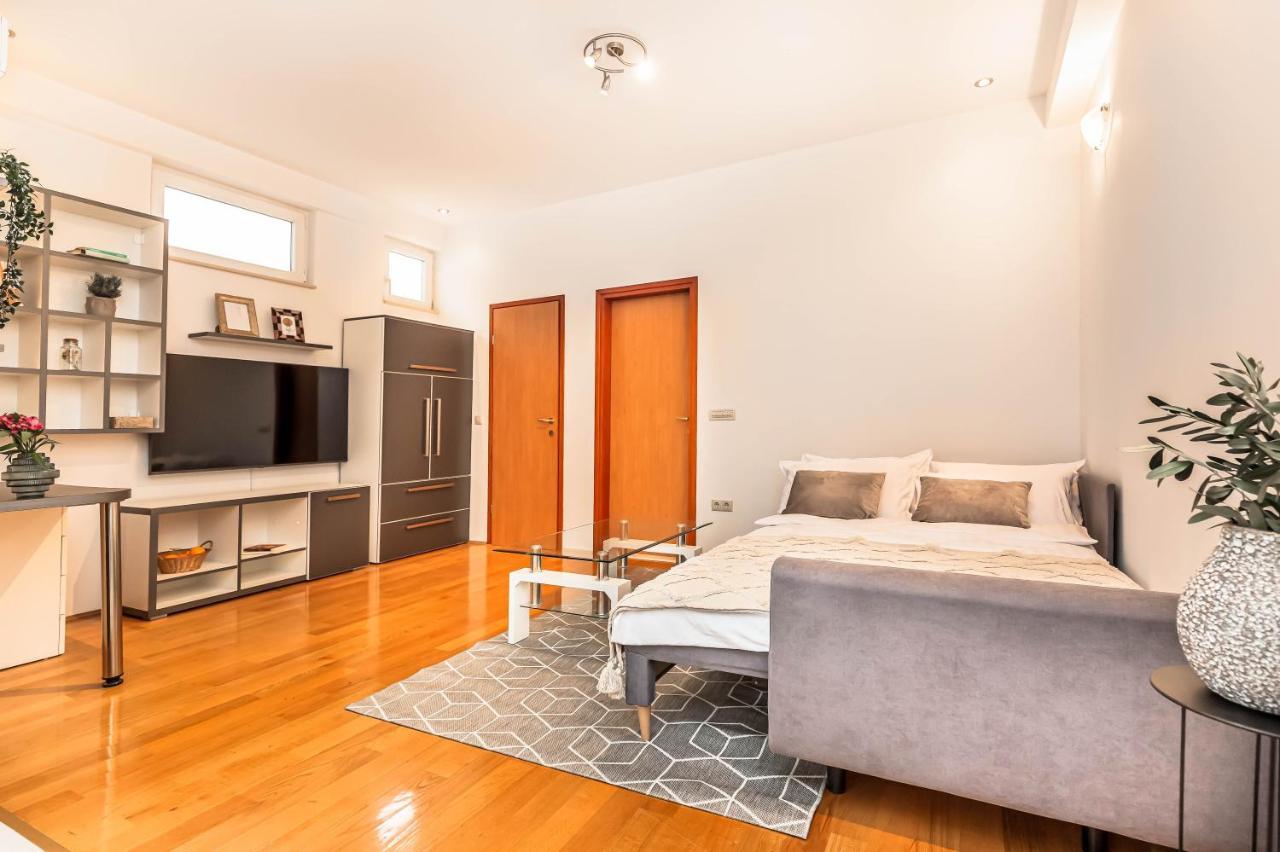 Beachfront Apartment Jesenice  Bagian luar foto