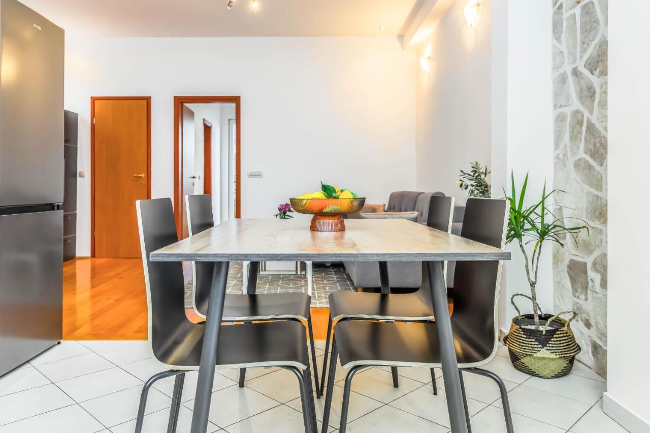 Beachfront Apartment Jesenice  Bagian luar foto
