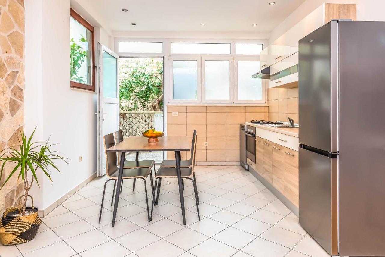Beachfront Apartment Jesenice  Bagian luar foto
