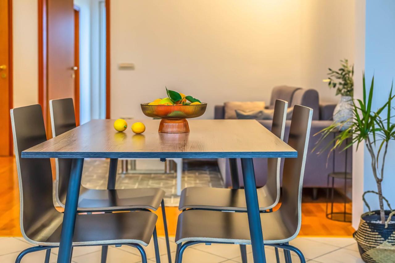 Beachfront Apartment Jesenice  Bagian luar foto