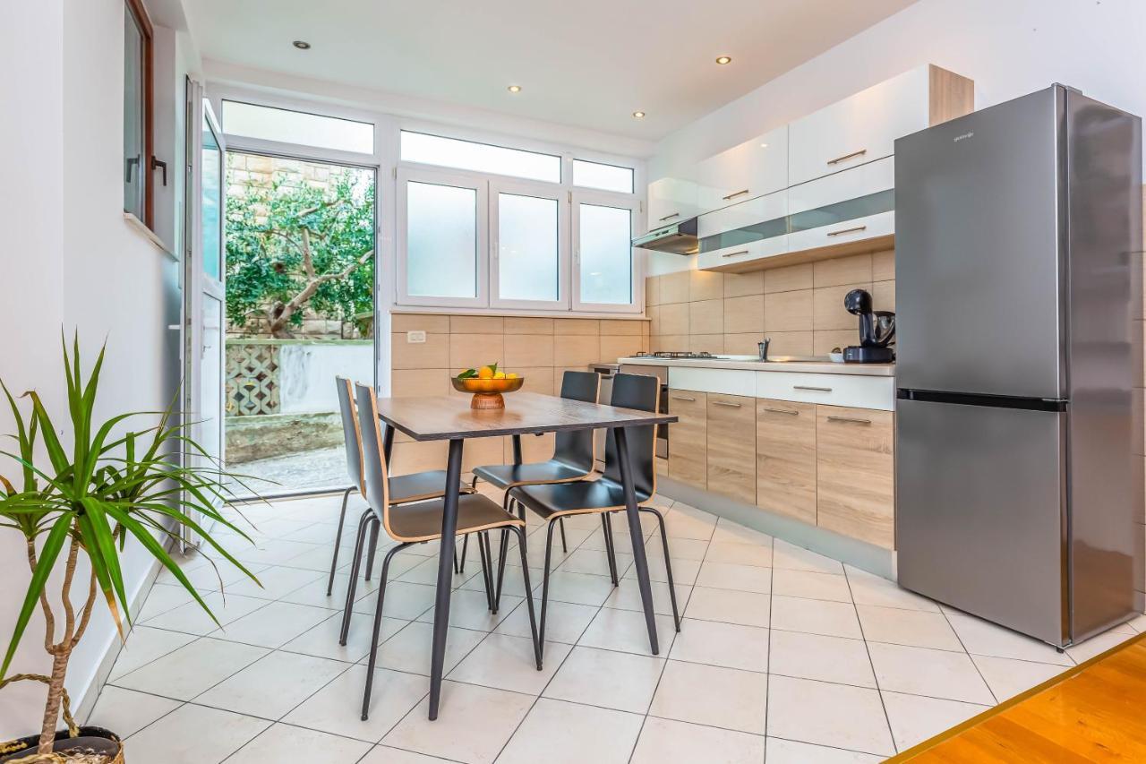 Beachfront Apartment Jesenice  Bagian luar foto