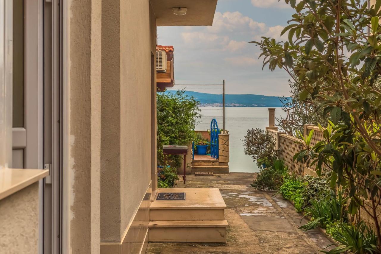 Beachfront Apartment Jesenice  Bagian luar foto