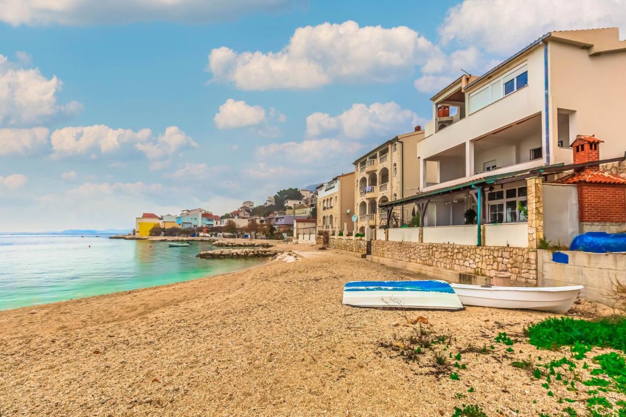 Beachfront Apartment Jesenice  Bagian luar foto