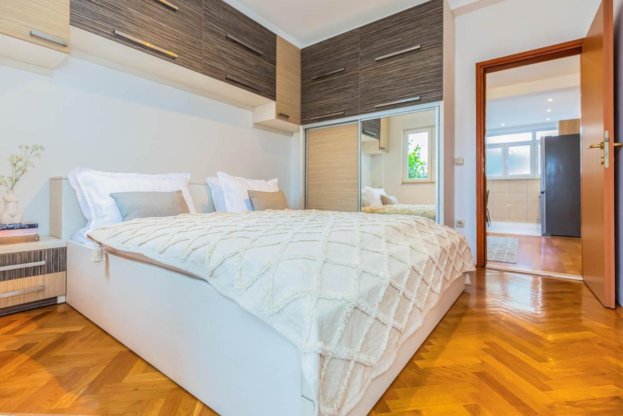 Beachfront Apartment Jesenice  Bagian luar foto